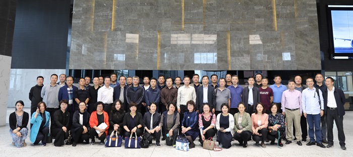 ������ί��УѧԱݰ������ŷ�������ҵ԰���е���